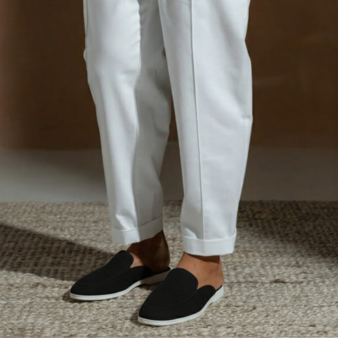 Mule homme noire en tissu avec semelle blanche – vue de côté