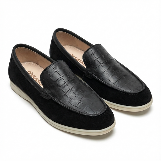 Mocassins homme noirs effet croco avec semelle beige, vue de trois‑quarts sur fond blanc