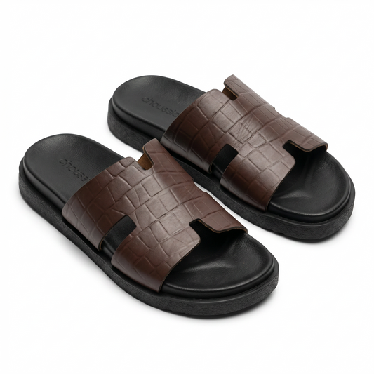 Sandales homme marron effet croco, bride en forme de H, semelle noire épaisse – vue 3/4