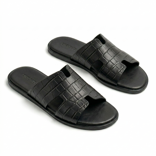 Sandales mules homme noires effet croco, vue de dessus, bride large et bout ouvert, fond blanc.