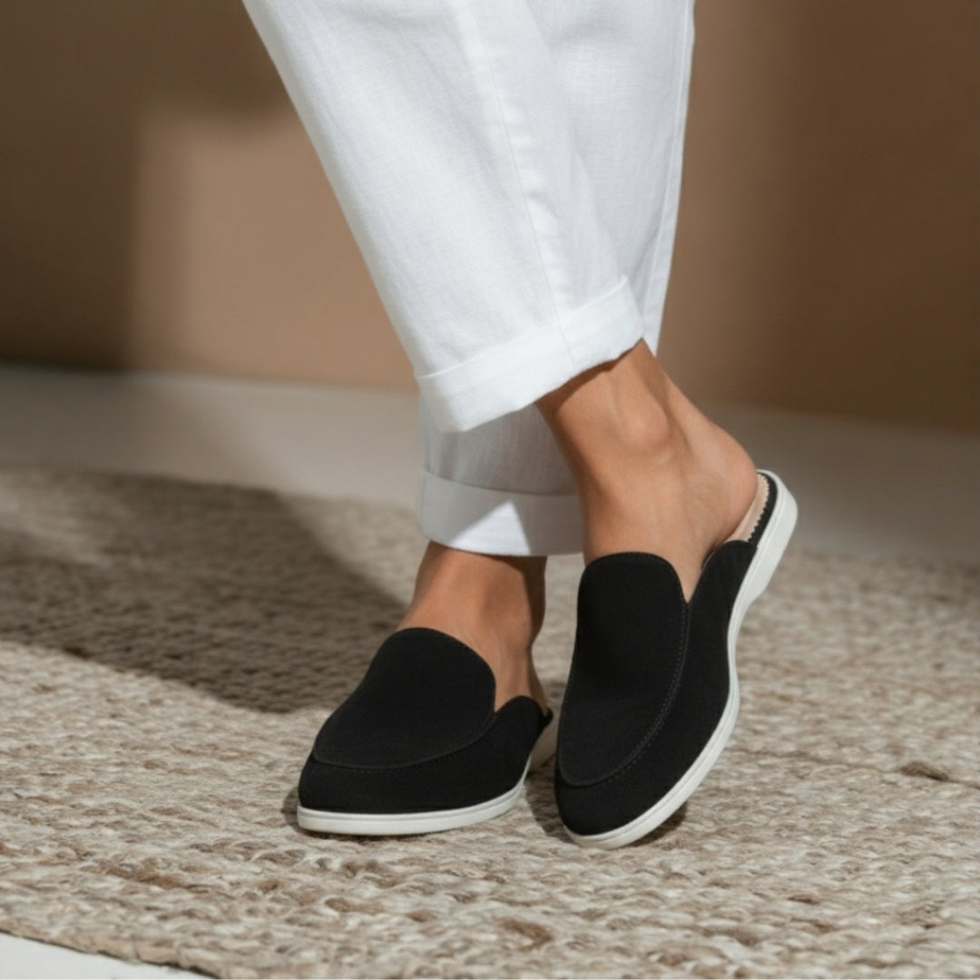 Mule noire élégante portée avec pantalon blanc – confort & style