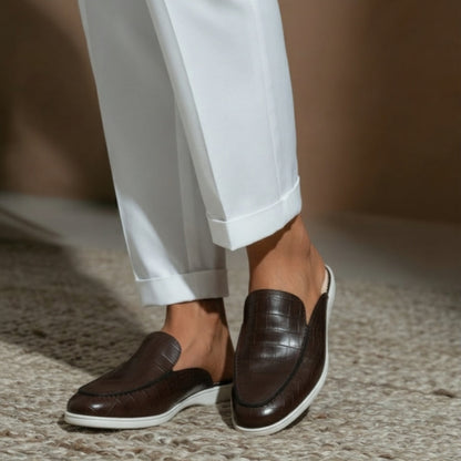 Mule homme en cuir marron motif crocodile – vue de côté