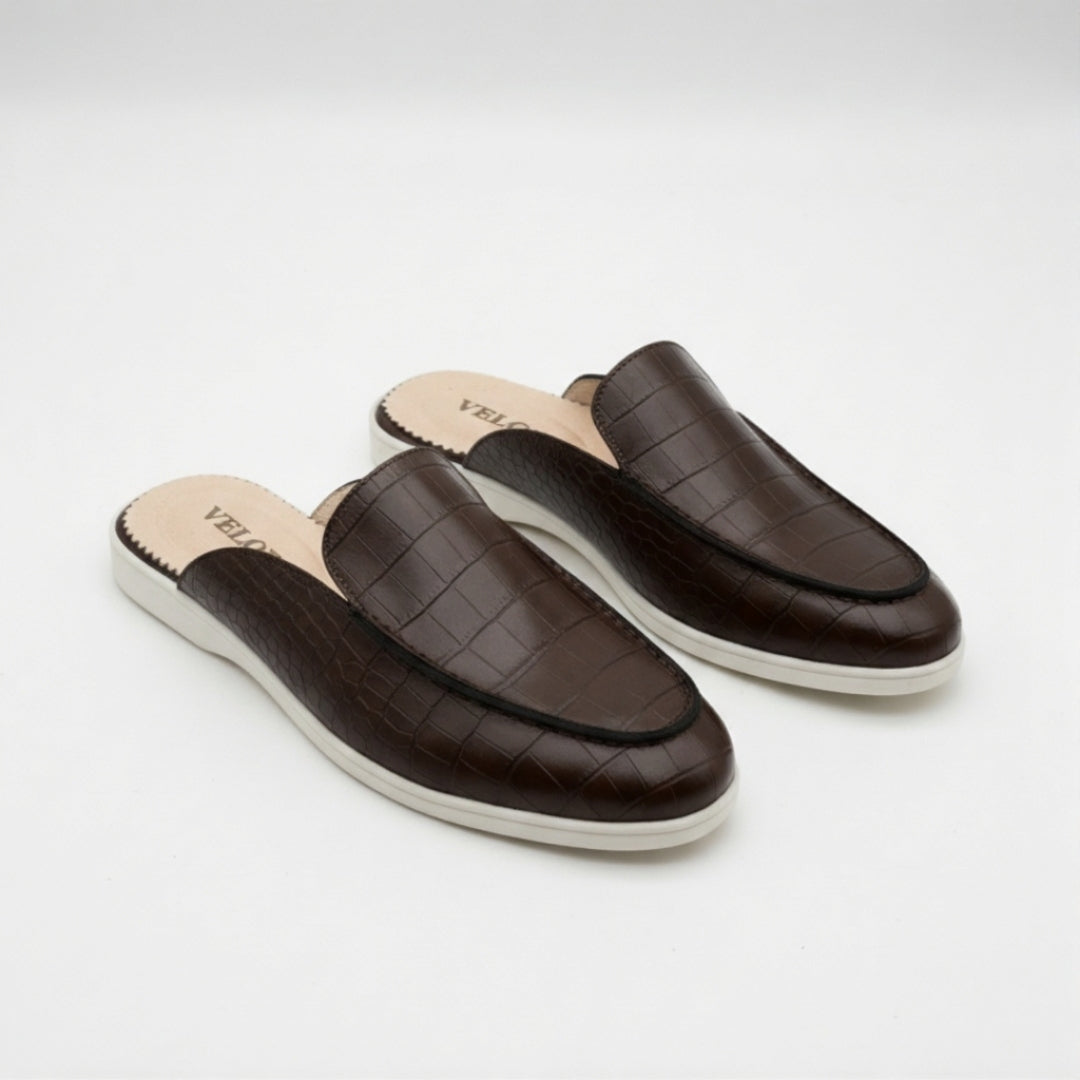 Mule homme en cuir marron motif crocodile – vue de côté